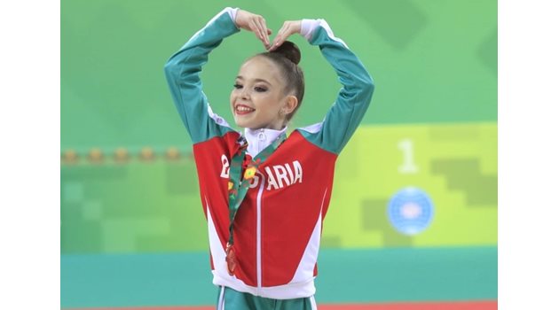 Стилияна Николова се е превърнала в голямо сърце, за да покаже любовта си към феновете. В дебюта си на световно първенство 17-годишната Стили спечели бронзов медал в индивидуалния многобой и 3 сребърни медала във финалите. За последно страната ни имаше медал в многобоя преди 21 г. СНИМКИ: ВЕЛИСЛАВ НИКОЛОВ
