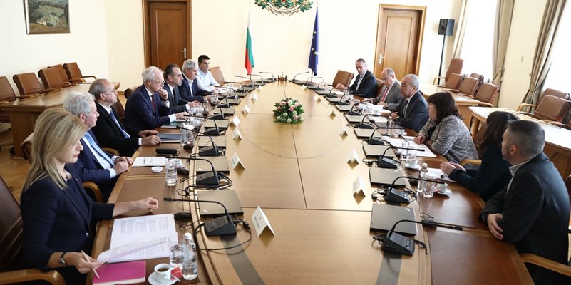 Премиерът Гълъб Донев, вицепремиерът Лазар Лазаров и министърът на финансите Росица Велкова се срещнаха със синдикати и работодатели.

СНИМКА: МС