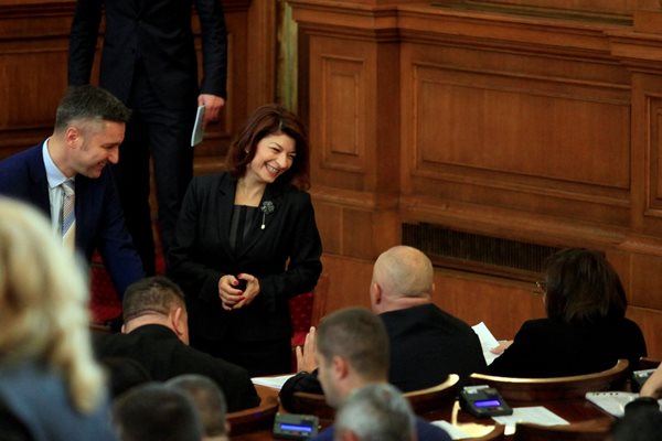 Десислава Атанасова от ГЕРБ общува с колеги от БСП в парламента.

СНИМКА: ВЕЛИСЛАВ НИКОЛОВ