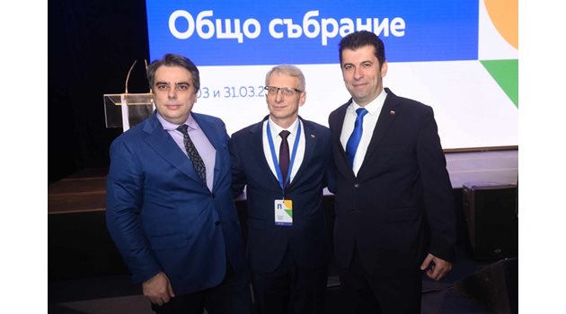 Асен Василев, Николай Денков и Кирил Петков преди началото на Общото събрание на "Продължаваме промяната".