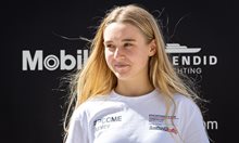 Българка стана първата жена пилот в Porsche Carrera Cup Middle East в Бахрейн (Снимки)