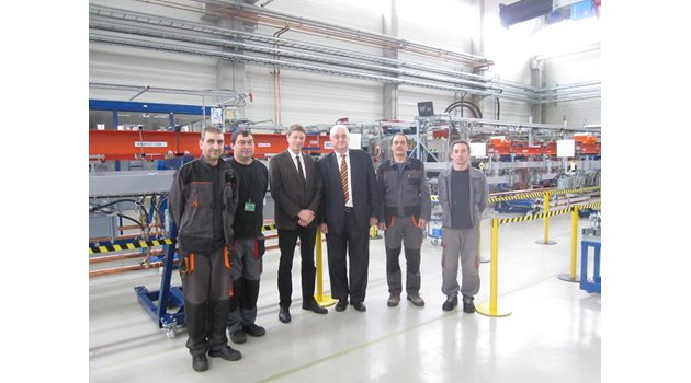ОТЛИЧНИЦИ: Част от българския екип в Германия заедно с топизобретателя инж. Евстати Апостолов (третия от дясно на ляво).