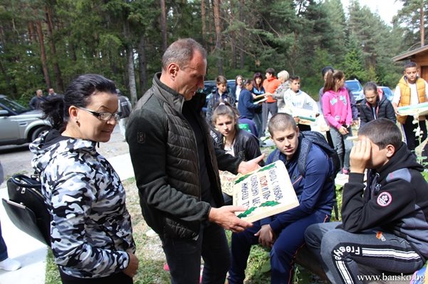 Кметът Георги Икономов и деца от Банско и Добринище поставиха послания за опазване на природата в Пирин. СНИМКИ: ОБЩИНА БАНСКО