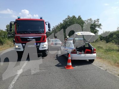 Пътят остана затворен за няколко часа. СНИМКИ: Авторката