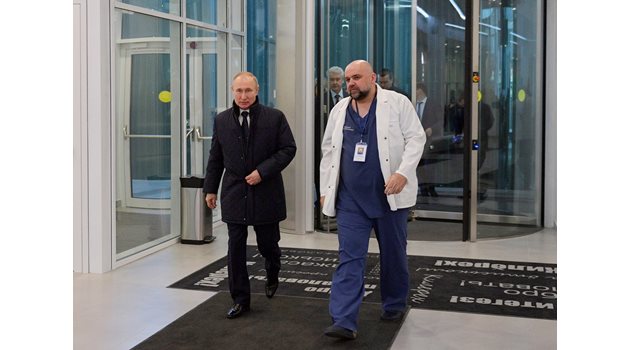 Путин инспектира болница в покрайнините на Москва, в която се лекуват пациенти с коронавирус.

