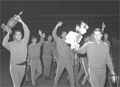 Аспарухов и Котков като съотборници в шампионския отбор на “Левски”. Награждаването на 27 юли 1970 г. - Котето е вдясно с цветята и Купата на Съветската армия, Гунди (в центъра) маха на феновете.

СНИМКИ: ДЪРЖАВЕН АРХИВ - СОФИЯ, ФОНД "ВЕЧЕРНИ НОВИНИ", АВТОР: Л. ПЪШЕВ