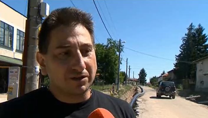 Доставчици отказват да ни зареждат, казва търговецът Динко Дичев.