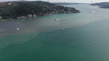 Вижте как водите в Босфора промениха цвета си (Видео)