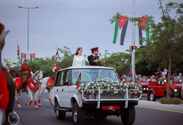По-късно двойката се отправи към двореца Ал Хусейния за тържествения сватбен прием с Range Rover кабрио, създанен специално за посещението на покойната Елизабет II в Йордания през 1984 г.
