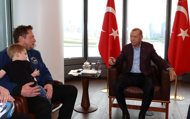 Илон Мъск заедно със сина си разговаря с Реджеп Ердоган в Ню Йорк.
СНИМКА: РОЙТЕРС