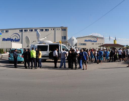 11 май 2013 г. ДАНС, прокуратурата и полицията влязоха в печатницата в Костинброд.