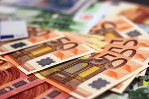 Курсът на еврото се задържа под прага от 1,09 долара