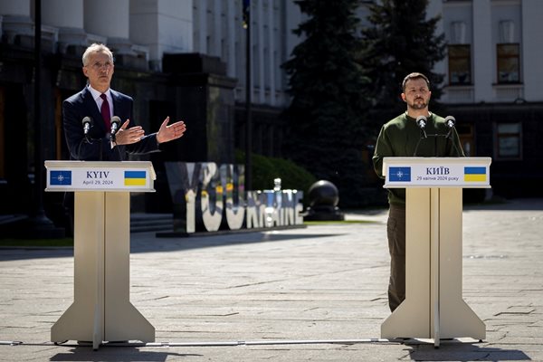 Генералният секретар на НАТО Йенс Столтенберг и украинският президент Володимир Зеленски Снимка: Ройтерс