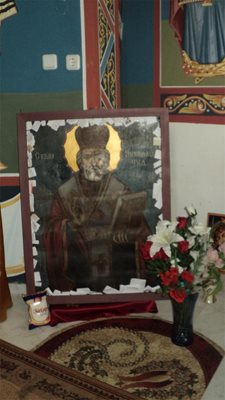 Иконата на св. Николай Летни, в чиито краища миряни пъхат листчета с желания.