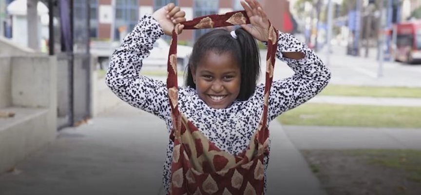 9-годишно момиче създава чанти пълни с подаръци за бездомни жени (Видео)