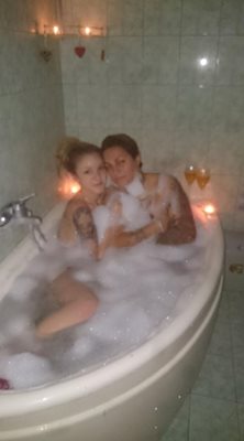 Двете жени във ваната