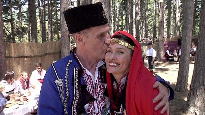 Британският актьор и любимата му Деяна се женят в Жеравна, облечени в български национални носии.