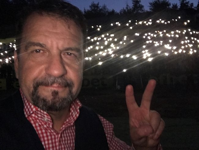 Тези хиляди светлинки зад Ники Кънчев са за Цвети, едно от децата на Перник и България