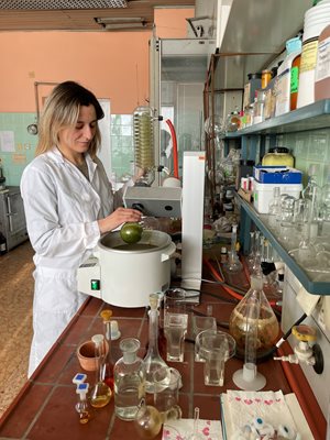 Ралица Чимширова в лабораторията “Химия на природните вещества”
