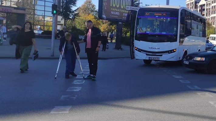 Водачът оставил автобуса, за да помогне на жената да пресече. Снимки и видео: Забелязано в Пловдив - Seen in Plovdiv