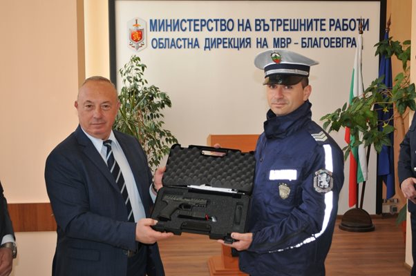Заместник-министърът на вътрешните работи Емил Ганчев връчи награда „Почетен знак на МВР“ - III степен на Тодор Кимов – младши полицейски инспектор в РУ-Петрич.