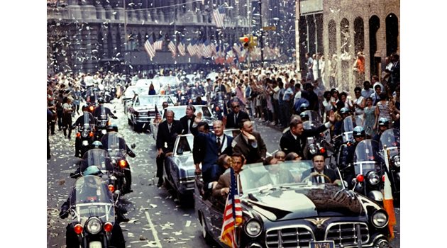 Завърналите се астронавти (прави в предната кола) са посрещнати като богове в САЩ. Нийл Армстронг впоследствие все по-рядко се появява публично.