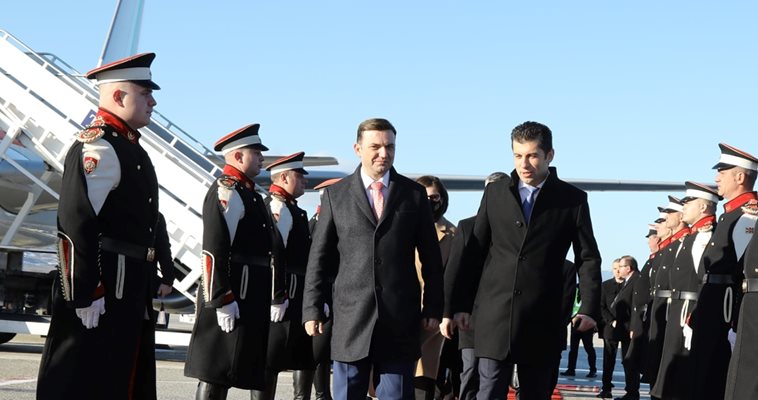 Кирил Петков бе посрещнат на летището в Скопие от министъра на външните работи на Северна Македония Буяр Османи.