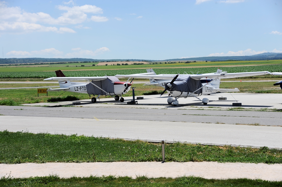 Докато чакат разрешителни, малки летища се продават, други стават соларни паркове (Графика, снимки)