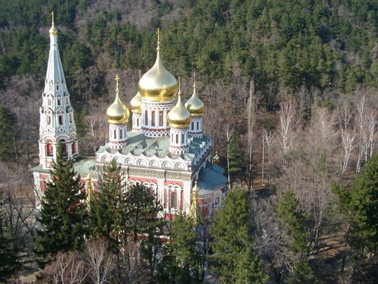 Храм-паметникът "Рождество Христото" край град Шипка е известен повече като черквата със златните кубета.
Снимка: Архив
