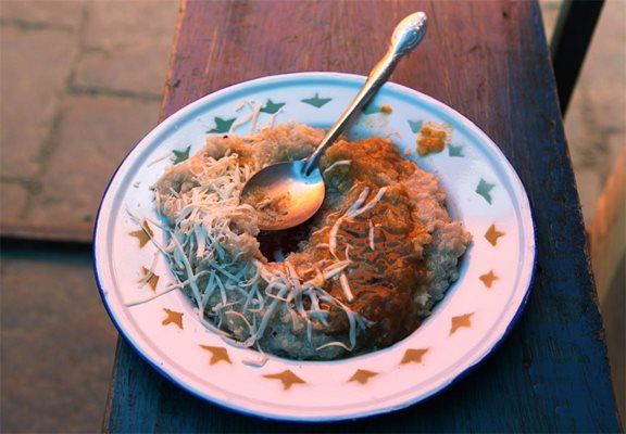 Съчетава се с всичко 
На снимката е боливийско ястие, наречено песке. 
Може да наготвите кинуа с домати, с месо, да го сложите вместо ориз или фиде в супата. Става на торта, на пудинг, на сутляш или пък на салата. 
Ето една от най-простите перуански рецепти: Запържва се лук до златисто, хвърля се в мазнината за около 20 сек накълцан чесън, добавя се 1/2 чаша измита кинуа и сол на вкус. Задушава се 15 мин.