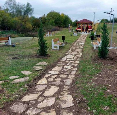 Край каменната алея са монтирани пейки за почивка