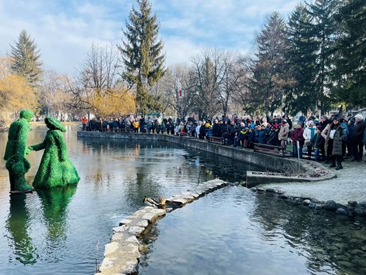 Десетки мъже участваха в ритуалите по спасяване на Богоявленския кръст в община Разлог. СНИМКИ: Община Разлог