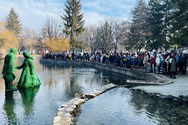 Десетки мъже участваха в ритуалите по спасяване на Богоявленския кръст в община Разлог. СНИМКИ: Община Разлог