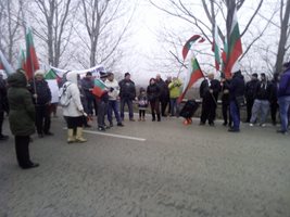 Протестиращи пробиха полицейски кордон, блокираха пътя за Дунав мост 2 (Обновена)