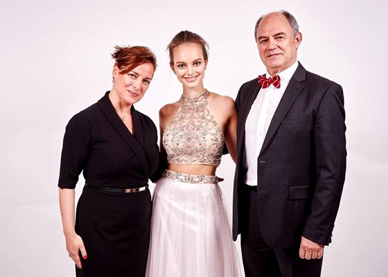 София Кузева заедно с дъщеря си Криста и съпруга си Панчо Чернев