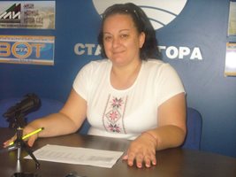 Председателят на Районната избирателна комисия в Стара Загора Теодора Крумова дойде на пресконференция с местните журналисти, облечена в  бяла блуза с национални шевици отпред. С такива блузи ще бъдат тази вечер всичките 29 членове и сътрудници на РИК, които ще посрещат изборните книжа от областта. 
