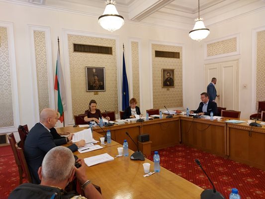 Шефката на парламента Ива Митева и председателката на комисията за промени в правилника Виктория Василева (в средата) на заседанието