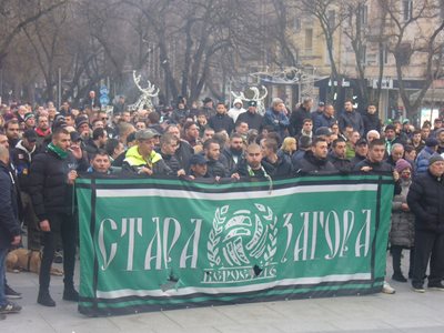Агитката на "Берое" също дойде на площада в Стара Загора, за да подкрепи любимия си отбор.   СНИМКА: Ваньо Стоилов
