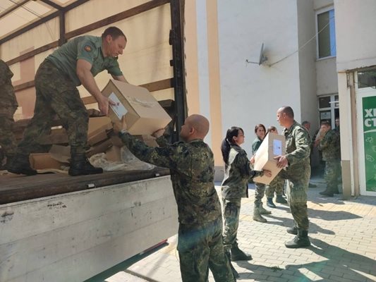 Десетки доброволци помагат на пострадалите при наводненията в Карловско. СНИМКА: МИНИСТЕРСТВО НА ОТБРАНАТА