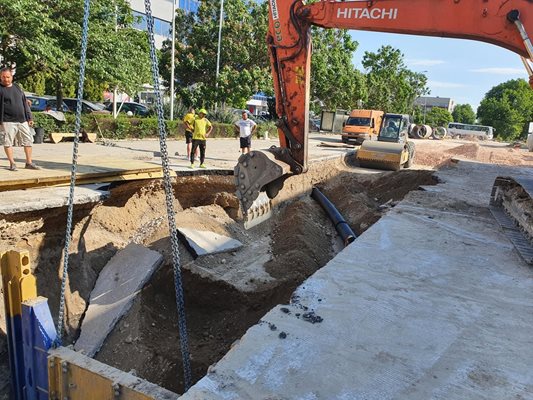 При управлението на ГЕРБ в Пловдив ремонтът на ул. “Брезовско шосе” се точи 2 години и има опасност да спре заради липса на финансиране, дават пример от ПП-ДБ.