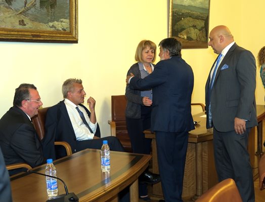 Министър Петър Москов изчаква седнал началото на правителственото заседание, докато колегата му Вежди Рашидов поздравява столичния кмет Йорданка Фандъкова.