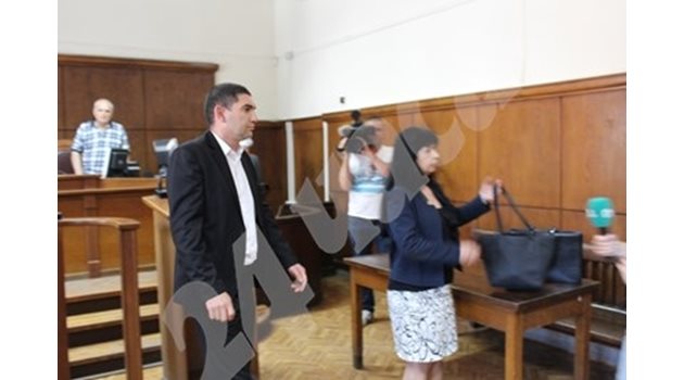 Лазар Влайков и адвокатката му напускат съдебната зала лед прочитането на присъдата през май СНИМКА: Авторът