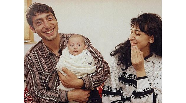 СЪДБА: Семейството на първото българско бебе на новото хилядолетие едва свързва двата края.