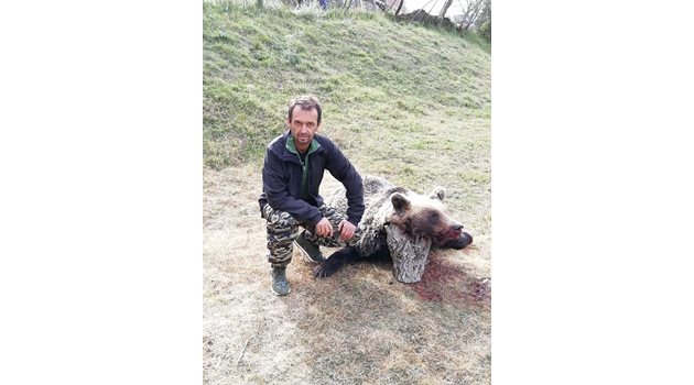 Снимката  на Радослав  с убитата  мечка  СНИМКА:  ФЕЙСБУК
