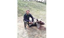 Гастарбайтер от Родопите си навлече гняв във фейсбук, снима се с убита мечка