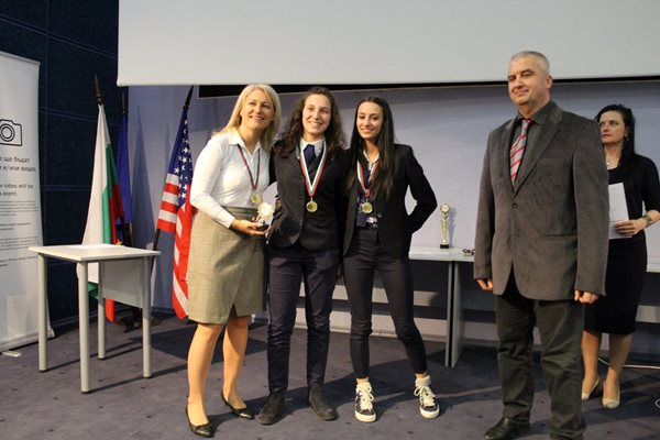 Преподавателката Дамяна Грънчарова и ученици от гимназията с награди “SUPER STEM България”
