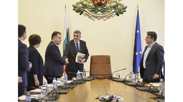 Премиерът Стефан Янев поздравява кмета на Велико Търново Даниел Панов преди срещата на правителството с общините.

СНИМКА: ЙОРДАН СИМЕОНОВ