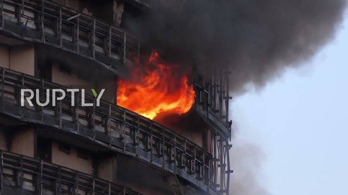 В Милано изгоря 16-етажна сграда, в която живеят 70 семейства
