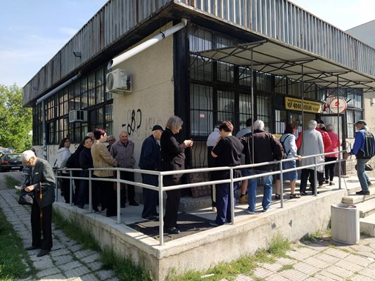 Опашката пред пощата в кв. "Христо Смирненски" в Пловдив.
Снимка: Радко Паунов.