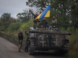 Украински войници близо до наскоро освободения град Изюм СНИМКА: Ройтерс